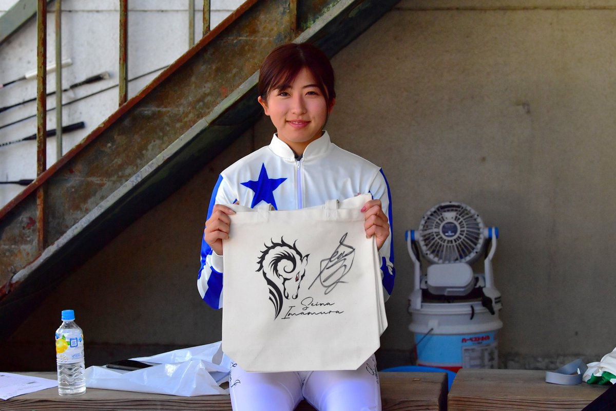kasamatsukeiba's tweet photo. YJSTR笠松に出場しました今村聖奈騎手、小沢大仁騎手、田口貫太騎手より10月14日に開催される秋まつりのチャリティオークション品をそれぞれご提供いただきました！
とても素敵な笑顔の３ショット写真と共に商品をご紹介します😊
詳細は笠松けいば公式ホームページをご覧ください！ https://t.co/WXJAV9rhKr