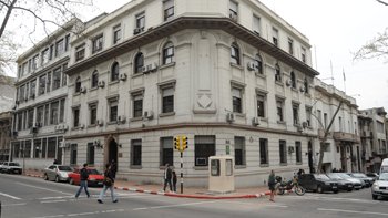 RadioSarandi690's tweet photo. 🔴El Ministerio del Interior le rescindió el comodato del local donde funciona Consultorio Jurídico de la Universidad de la República confirmó #InformativoSarandí.

✅Se trata de una propiedad ubicada en la calle General Flores 2419 donde también funciona la Asociación de Familiares Victimas de la Delincuencia.

✅El Consultorio Jurídico de la Universidad de la República, que entre varios casos, defendió a varias de las victimas del caso Penadés.

✅La decisión de la quita de la concesión fue informada por el Ministerio del Interior en la pasada jornada sin previo aviso indicaron las fuentes.