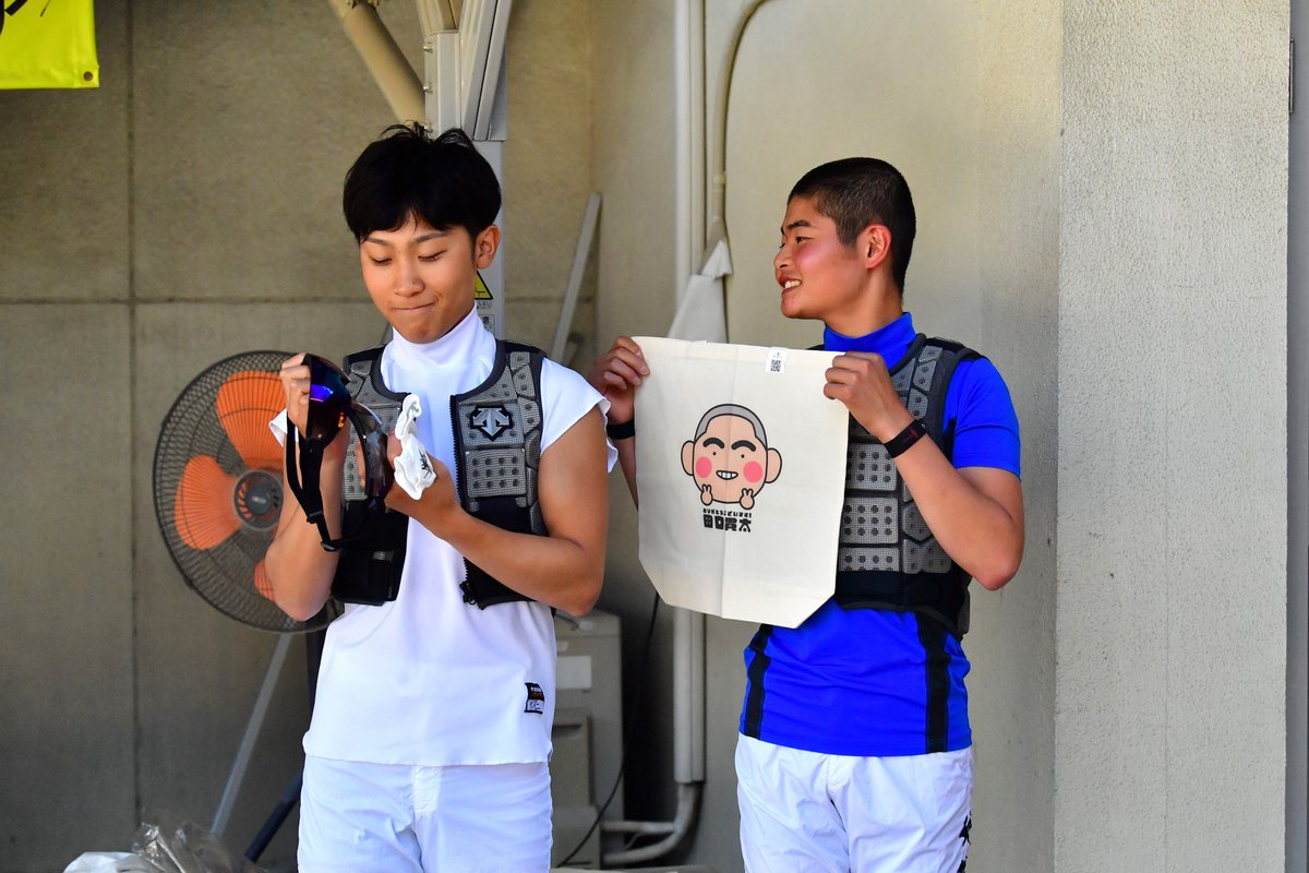 kasamatsukeiba's tweet photo. YJSTR笠松に出場しました今村聖奈騎手、小沢大仁騎手、田口貫太騎手より10月14日に開催される秋まつりのチャリティオークション品をそれぞれご提供いただきました！
とても素敵な笑顔の３ショット写真と共に商品をご紹介します😊
詳細は笠松けいば公式ホームページをご覧ください！ https://t.co/WXJAV9rhKr