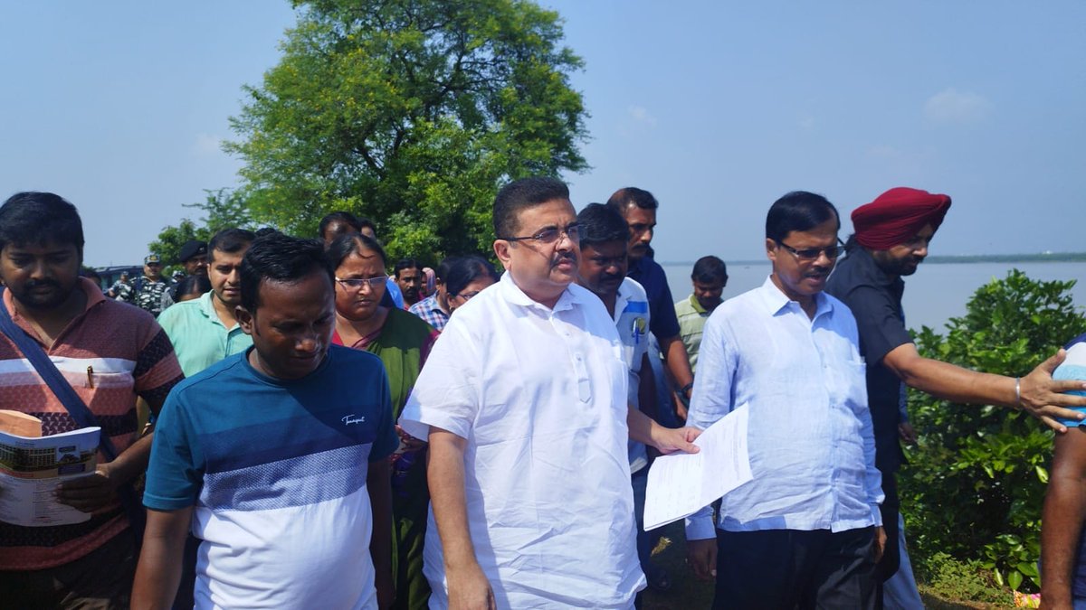 BJP4Bengal's tweet photo. নন্দীগ্রাম-১ ব্লকের ১নং ভেকুটিয়া অঞ্চল দীনবন্ধুপুর গ্রামের বাসুলিচকে প্রাকৃতিক দুর্যোগের কারণে ভেঙ্গে যাওয়া নদী বাঁধ পরিদর্শন করলেন বিরোধী দলনেতা শ্রী @SuvenduWB https://t.co/Gsn7H1PkvG