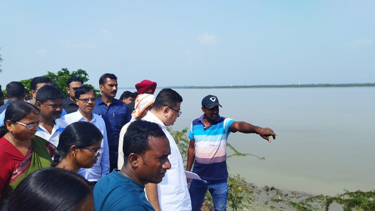 BJP4Bengal's tweet photo. নন্দীগ্রাম-১ ব্লকের ১নং ভেকুটিয়া অঞ্চল দীনবন্ধুপুর গ্রামের বাসুলিচকে প্রাকৃতিক দুর্যোগের কারণে ভেঙ্গে যাওয়া নদী বাঁধ পরিদর্শন করলেন বিরোধী দলনেতা শ্রী @SuvenduWB https://t.co/Gsn7H1PkvG