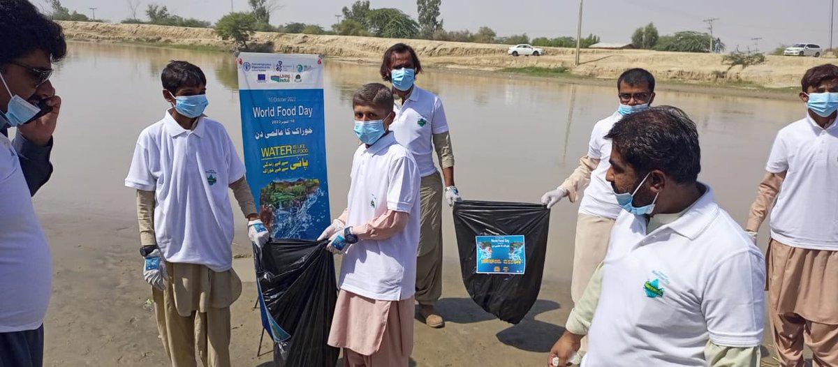 FAOPakistan's tweet image. 🌱🌊🌍  FAO teams up with youth &amp;amp; community in the “Clean Up Drive” at Pat Feeder Canal, Naseerabad District.  Removing plastic &amp;amp; debris not only beautifies but also educates for a greener future! 🙌🚮 #CleanUpDrive @LivingIndus #Cleanindus #livingindus #WorldFoodDay