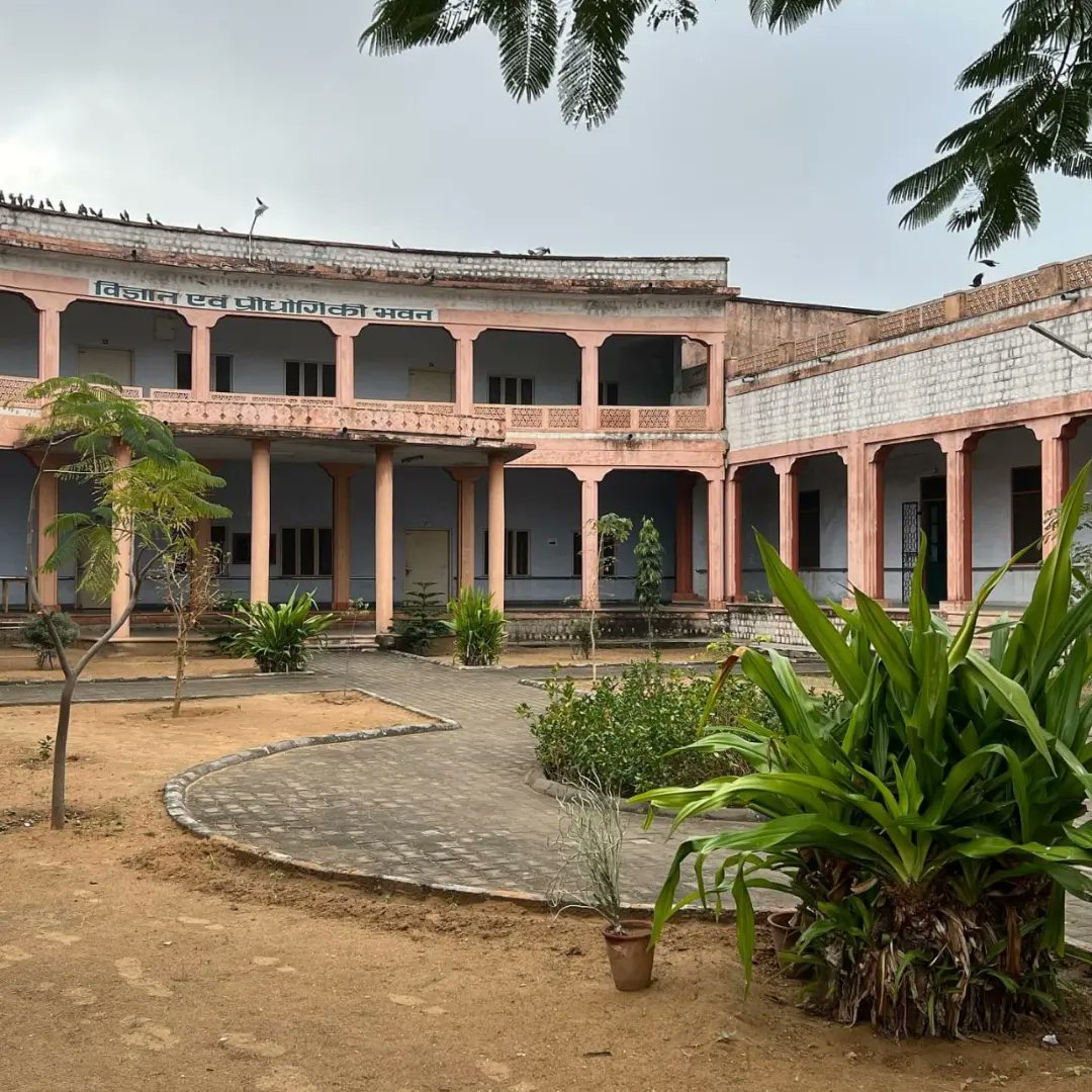 rahulsaini_rsl's tweet photo. हमारे विश्वविद्यालय महाराजा महाविद्यालय का विज्ञान एवं प्रौद्योगिकी भवन।
#maharaja #maharajacollege #maharajacollegejaipur #rajasthan #rajasthanuniversity #rajasthanuniversityjaipur #12_october #maharajas #maharajascollege #jaipur 
#महाराजा #12_अक्टूबर_2023 https://t.co/qZBzzEi8Mr