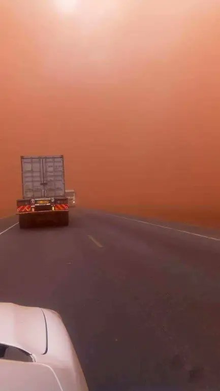 roadsensekenya's tweet photo. ⌛ On this day, 6 years ago, there was a #HeavyDustStorm along the Emali stretch of the Nairobi-Mombasa highway (A109). #DustStorm #Emali #TBT.
📸 @KenyaRising. https://t.co/jbobNyX0cu