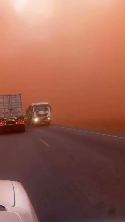 roadsensekenya's tweet photo. ⌛ On this day, 6 years ago, there was a #HeavyDustStorm along the Emali stretch of the Nairobi-Mombasa highway (A109). #DustStorm #Emali #TBT.
📸 @KenyaRising. https://t.co/jbobNyX0cu
