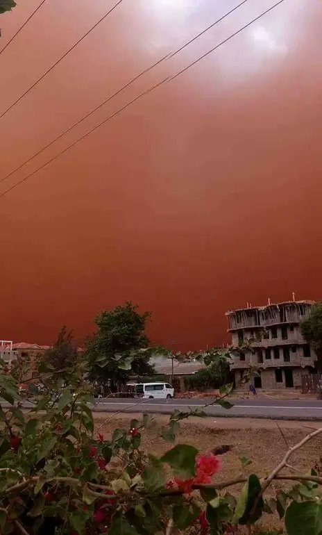 roadsensekenya's tweet photo. ⌛ On this day, 6 years ago, there was a #HeavyDustStorm along the Emali stretch of the Nairobi-Mombasa highway (A109). #DustStorm #Emali #TBT.
📸 @KenyaRising. https://t.co/jbobNyX0cu