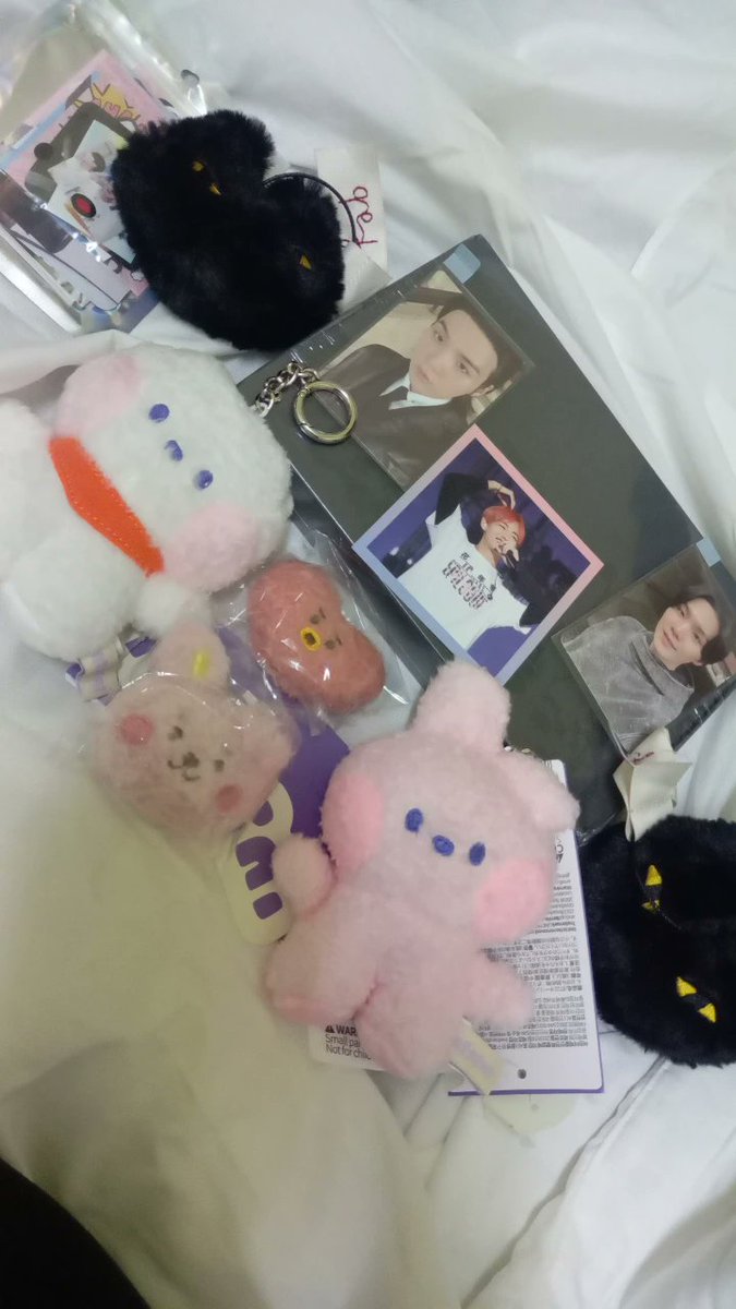 melovejungkoo's tweet photo. todays love mail from @minmochi33 💌
the parcels that i been waiting for. so thankful to won ur giveaway <3 i got dday album , im so glad to own it cause i dont have it yet, i'll treasure them <3! also cant believe i own taehyung HYYH live on stage epilogue pc 🥺🥹🥹#dbtcreview https://t.co/YM6gFuTzxE