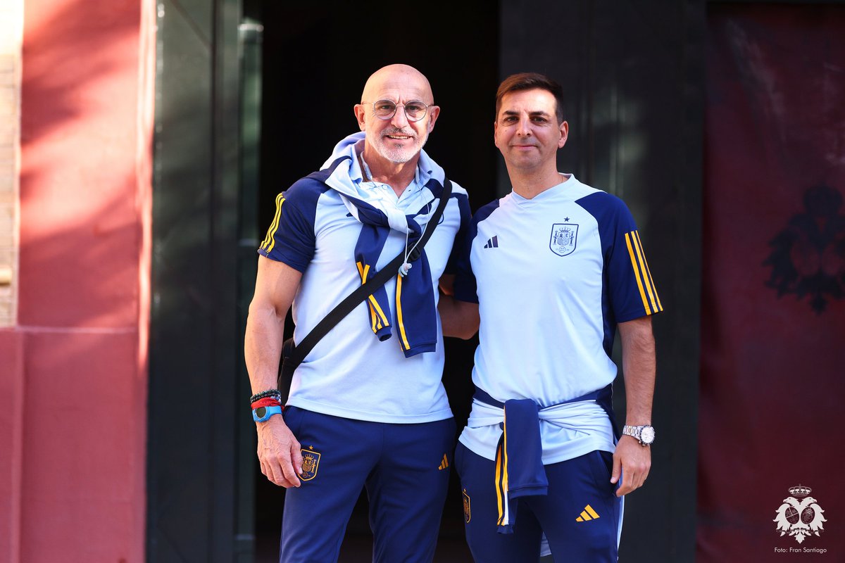 HdadCachorro's tweet photo. ⚫ El seleccionador de la @SEFutbol, Luis de la Fuente, reza ante nuestros Titulares horas antes del partido de hoy en el @EstadioCartuja. 

#Cachorro23 https://t.co/hZYbdlRxNH