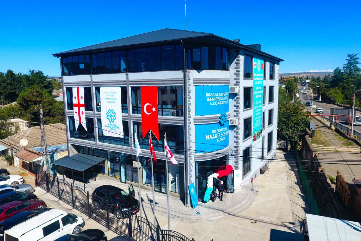 TMaarifVakfi's tweet photo. Gürcistan Marneuli’deki yeni okulumuzun açılışı gerçekleştirildi.

Açılış törenine Vakıf Başkanımız Prof. Dr. @Birol_Akgun, Cumhurbaşkanlığı Başdanışmanı @israfilkisla, Milli Eğitim Bakan Yardımcısı @farukyelkenci, İstanbul Milletvekili @tugbaisikercan, Gürcistan Milletvekili Zaur Darğallı, Tiflis Büyükelçisi Ali Kaan Orbay, Başkan Vekilimiz Prof. Dr. @aebilgili, Yönetim Kurulu Üyemiz Prof. Dr. @_MehmetOzkan, Marneuli Belediye Başkanı Kenan Omarov ve Gürcistan Eğitim Bakanlığı Genel Eğitim Daire Başkanı Ekaterine Khutsishvili katıldı.