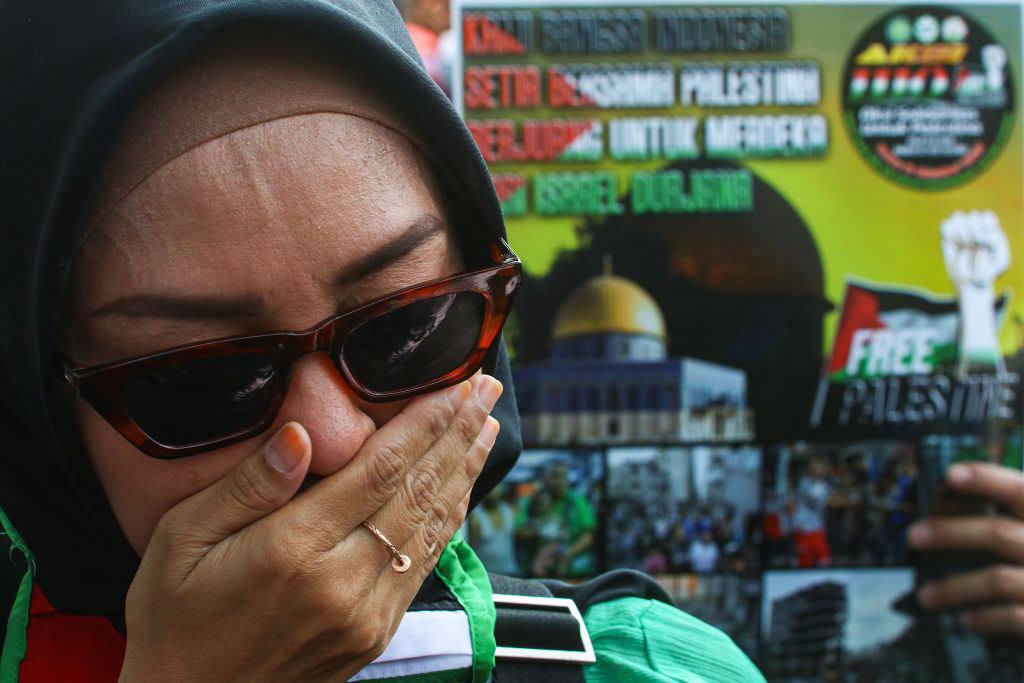 act4palIt's tweet photo. Gli attivisti si radunano fuori dall'Ambasciata degli Stati Uniti a #Jakarta in sostegno al popolo #palestinese nella Striscia di #Gaza. 
#GazaSottoAttacco 
#CriminiIsraeliani https://t.co/X1HKF7zUhi