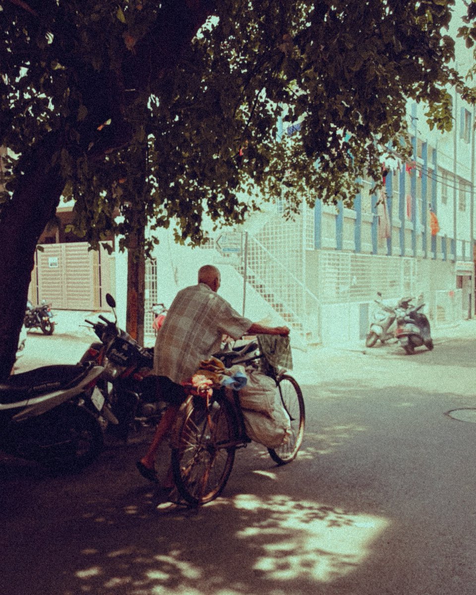 peddle · yelahanka · 2021
#nammabengaluru #Bengaluru  #streetsofbangalore #streetphotography #cycl