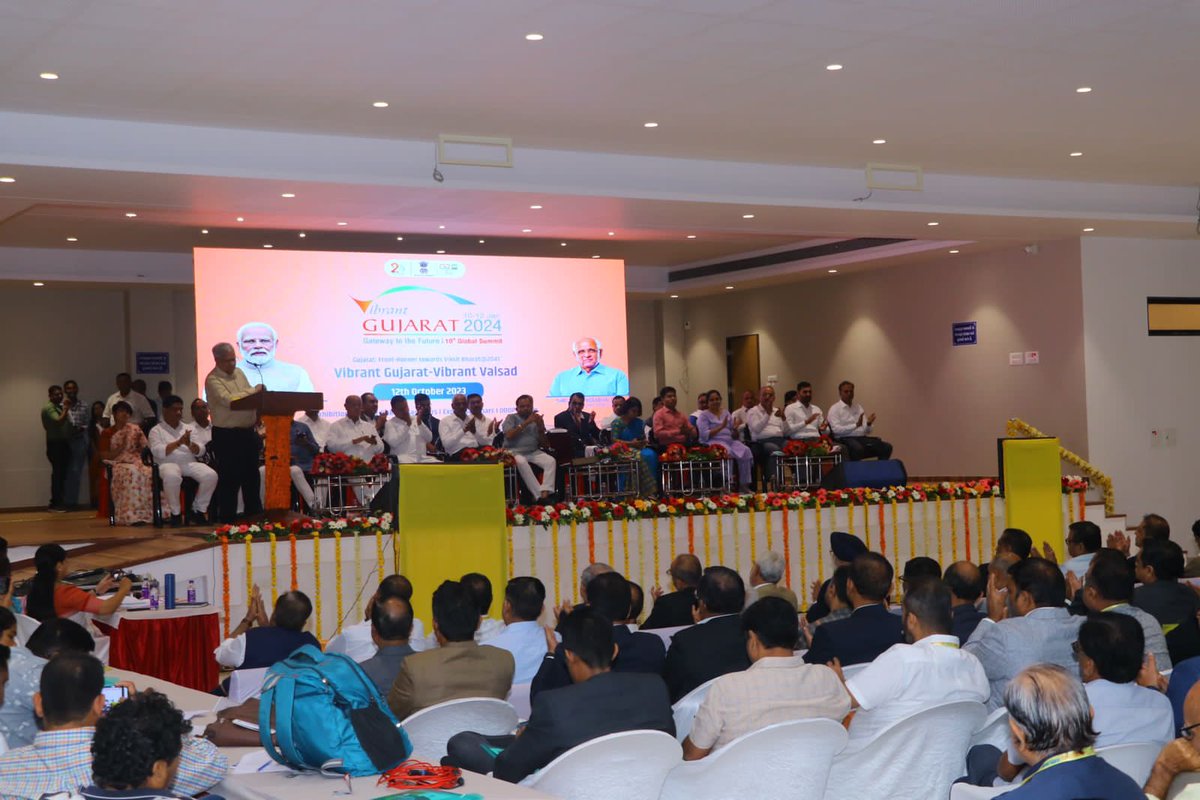 collectorvalsad's tweet photo. આજ રોજ માન. કેબીનેટ મંત્રીશ્રી કનુભાઇ દેસાઇ અને માન.પ્રભારી મંત્રીશ્રી મુકેશભાઇ ૫ટેલની ઉ૫સ્થિતિમાં વાઇબ્રન્ટ ગુજરાત-વાઇબ્રન્ટ વલસાડ  કાર્યક્રમ સૌરાષ્ટ્ર લેઉવા ૫ટેલ સમાજની વાડી, બલીઠા, વાપી ખાતે  યોજવામાં આવ્યો. @CMOGuj  @revenuegujarat @InfoValsadGoG https://t.co/YjxMv80dCo