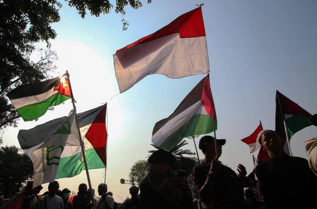 act4palFr's tweet photo. Des militants se rassemblent devant l'ambassade des États-Unis à #Jakarta en soutien au peuple #palestinien dans la bande de #Gaza. #GazaSousAttaque 
#CrimesIsraéliens https://t.co/3Jkkei27O4