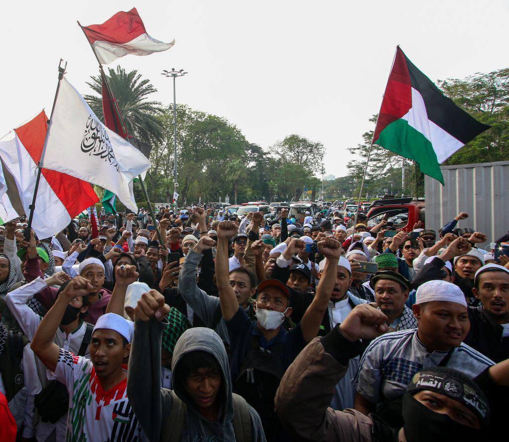 act4palFr's tweet photo. Des militants se rassemblent devant l'ambassade des États-Unis à #Jakarta en soutien au peuple #palestinien dans la bande de #Gaza. #GazaSousAttaque 
#CrimesIsraéliens https://t.co/3Jkkei27O4