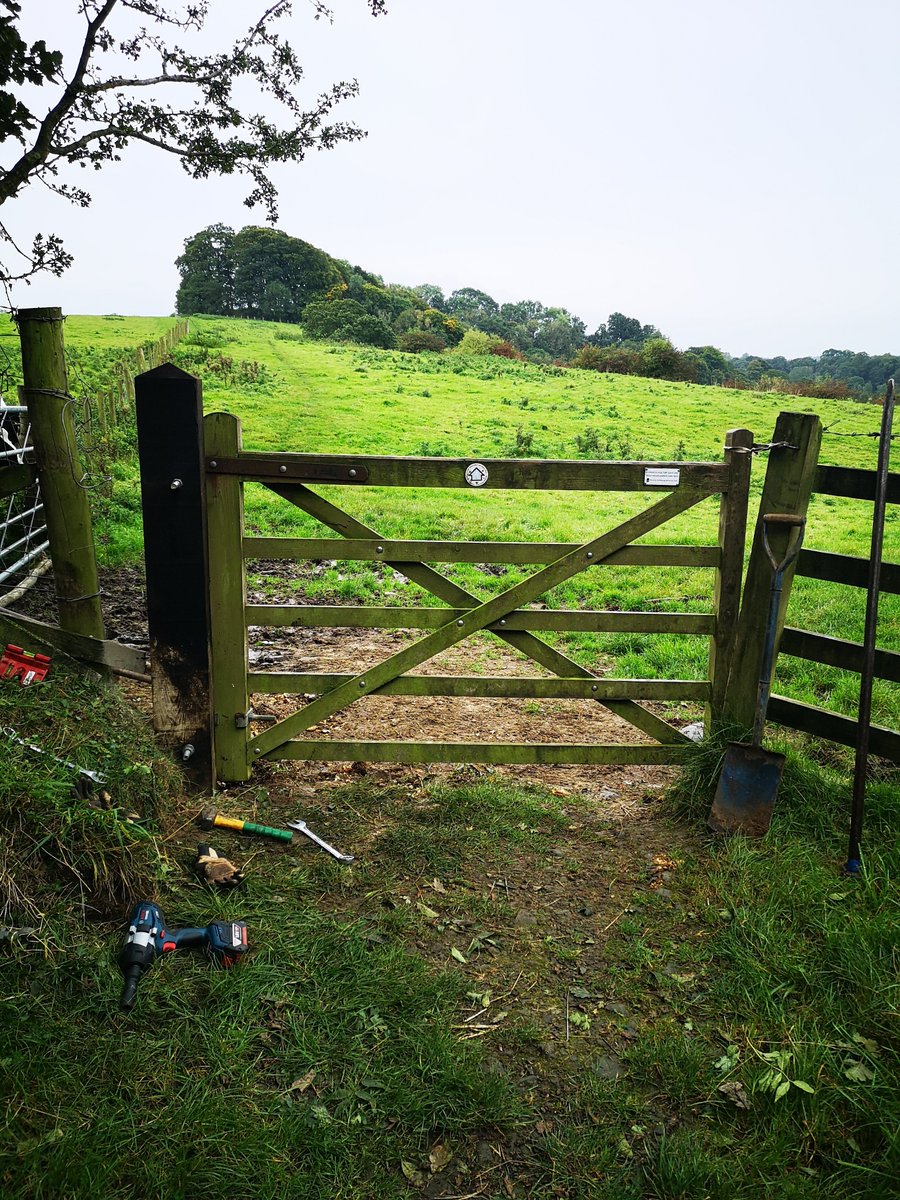 PBridleway's tweet photo. Repaired and ready to use again!  When we heard this gate had been badly damaged @LancashireCC raced to the rescue and had it back in action again in no time.  A great result. 👍
#penninebridleway
(📷 Lancashire County Council) https://t.co/r9aDATPupB