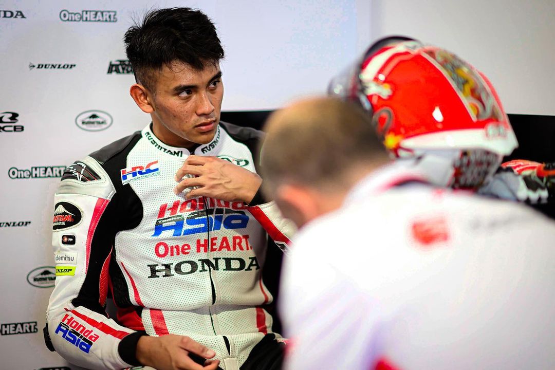 ScherazadeMS's tweet photo. 🚨 RESMI! 🚨

Mario Aji naik kelas ke Moto2 pada 2024 bersama Honda Team Asia. Pengumuman ini diumumkan dalam konferensi pers di Mandalika jelang #IndonesianGP.

Super Mario bakal menggunakan nomor #34, serta menjadi rekan setim baru Somkiat Chantra.

🇮🇩

[📸: IG/mariosuryoaj1] https://t.co/hyJzUpG7AI