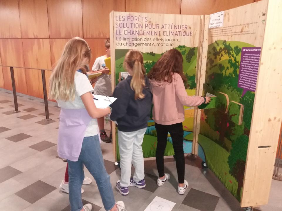 2SarresLorquin's tweet photo. Les travaux de rénovation continuent au collège pour préparer l'arrivée du nouveau Lieu d'Art et de Culture #LAC ! En attendant, nous accueillons une première exposition éphémère sur "Les forêts du Grand Est à l'épreuve du réchauffement climatique" ! @ONF_Officiel #COFOR https://t.co/LvtFPKSYGF