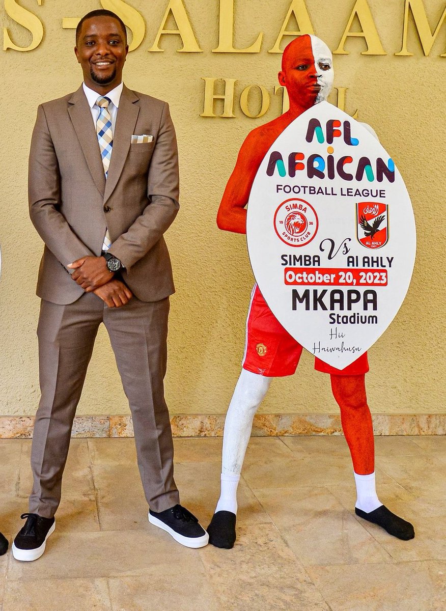 SirFerrary's tweet photo. Picha za F1 zilipotoka hamkuwa na macho ya kuona bango limeandikwa nini akili yenu ilikimbilia kukosoa bukta walizovaa, ila kwenye jezi ndo mnaona? 
kuna namna wanetu 🐸 mnateseka sana 😃
#Mnyama #SimbaTz #NguvuMoja 💪🏽
#AfricanFootballLeague https://t.co/NA522jwJAc