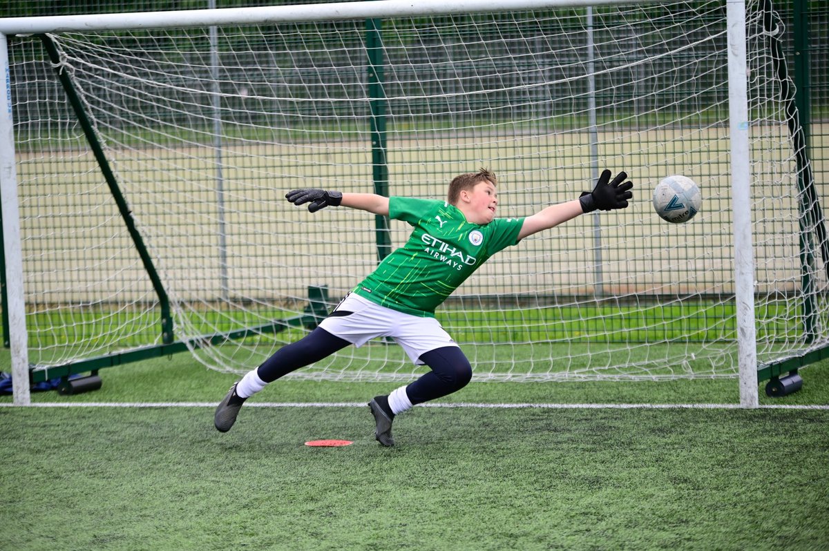 Our October holiday gk course is now available to book 

🗓️4 day course
🧤Improve your technique 
🥅 Shot Stopping
😃 Have lots of fun
🤝 Meet new friends

Book now ➡️ onegloveacademy.com/product/octobe…

#trainplaywearone <a href="/TheOneGloveCo/">The One Glove Co</a>