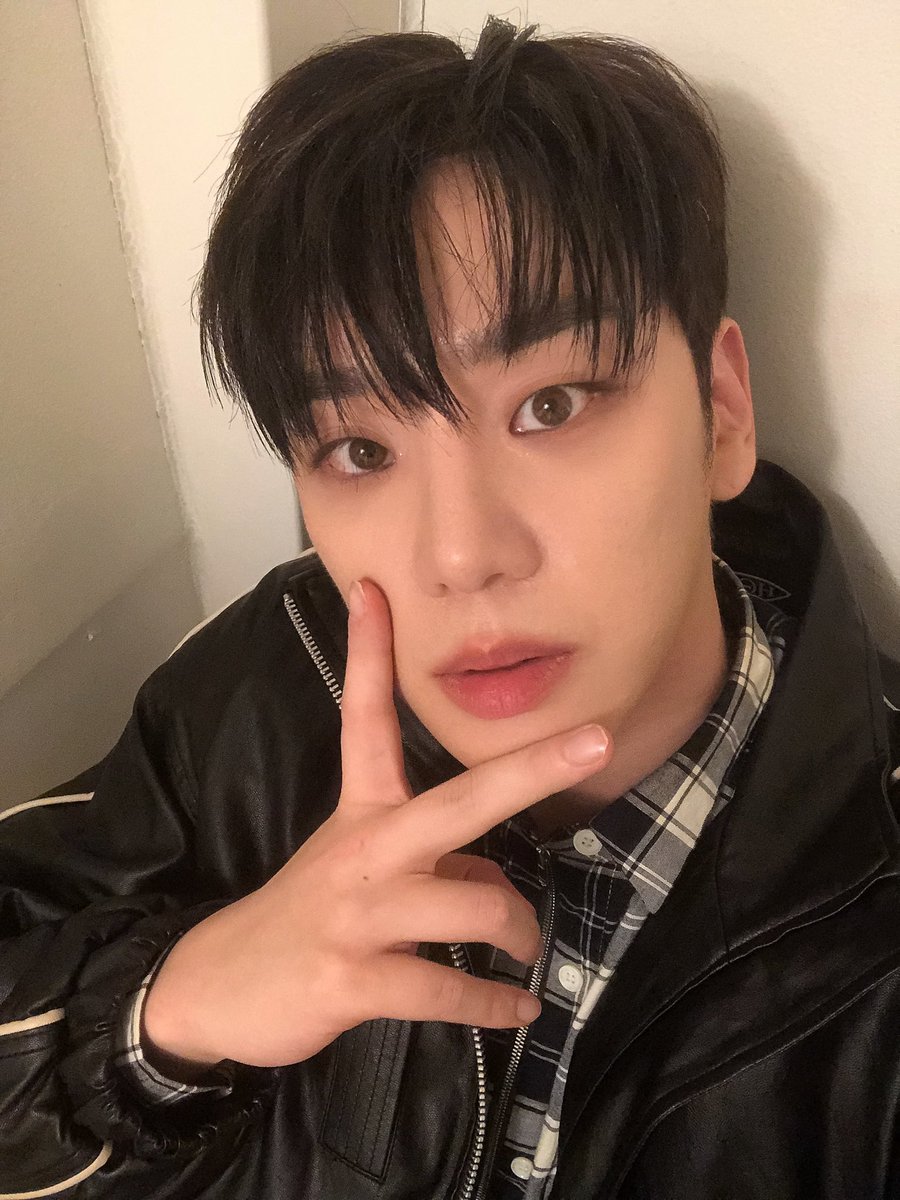 official_ACE7's tweet photo. [#에이스_김병관]

킹 woooooooooooooooooow와 찰칵!!!!!! 초이스 보고싶었댱☺️

#에이스 #김세윤 #킹와우 #안경 #뺏었음ㅋ https://t.co/oXJGspzwLA