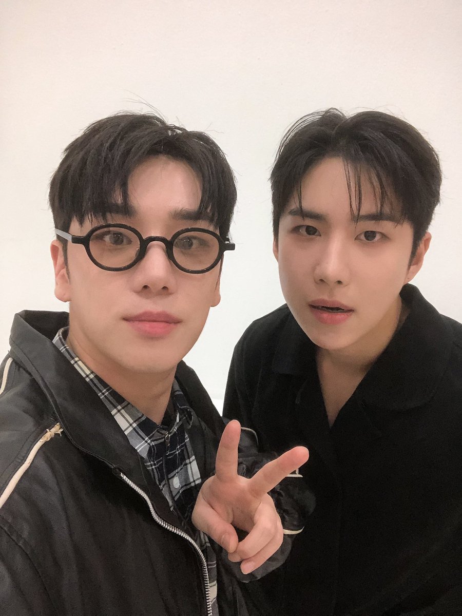 official_ACE7's tweet photo. [#에이스_김병관]

킹 woooooooooooooooooow와 찰칵!!!!!! 초이스 보고싶었댱☺️

#에이스 #김세윤 #킹와우 #안경 #뺏었음ㅋ https://t.co/oXJGspzwLA