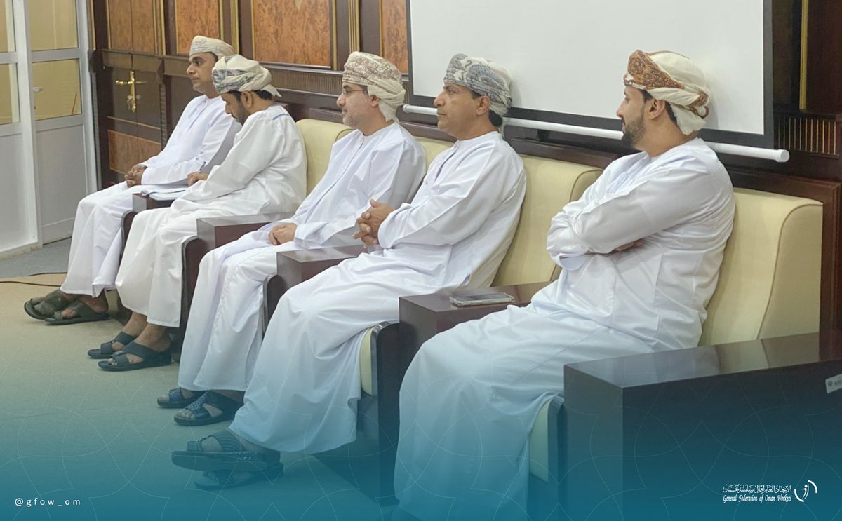 gfow_om's tweet photo. كما جرى خلال اللقاء مناقشة أهمية استمرار التدريب والتأهيل للعمال بما يتواكب مع المتغيرات التي يشهدها سوق العمل، وآليات تعزيز التنسيق والتعاون بين ممثلي النقابات والمختصين بمديريات العمل بالمحافظتين. https://t.co/8YCYjYaEBO
