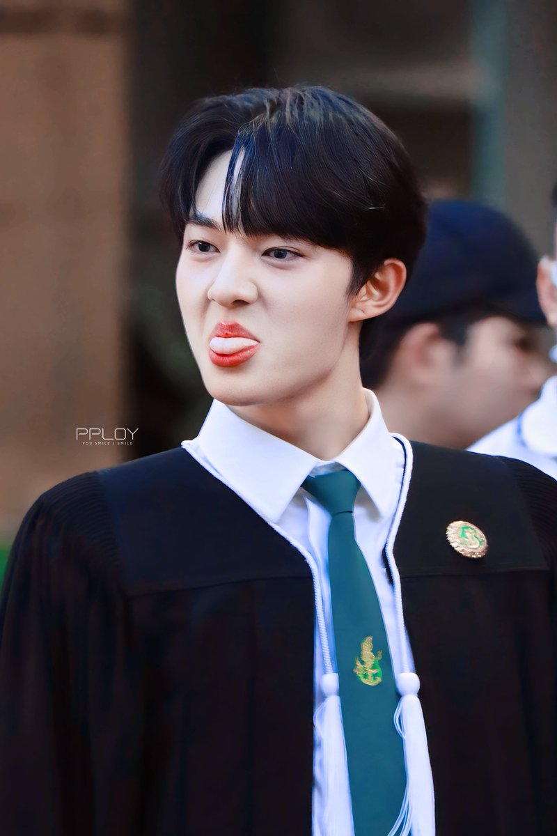 SirilukPts's tweet photo. พี่บัณฑิตดื้อนะ

@CwrNew 
#นุนิวเกียรตินิยมอันดับหนึ่ง
#NuNewGraduationDay
#zeeNuNew #NuNew https://t.co/XJtXjkxLeK