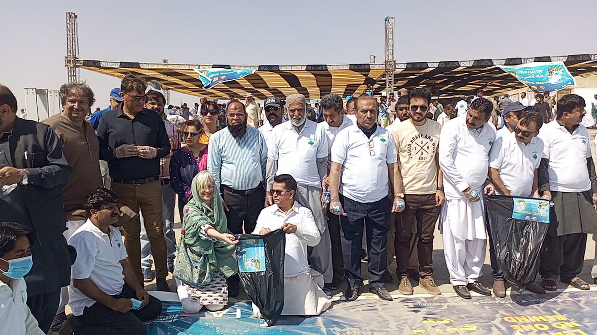 FAOPakistan's tweet image. 🌊🌾Celebrating #WorldFoodDay 🌍🍲@FAOPakistan with @WFPPakistan, @IFAD, @UNICEF_Pakistan, @Oxfam &amp;amp; Govt organized an Indus River cleanup in #Jamshoro, emphasizing clean water's role in agriculture and well-being.💧 @LivingIndus #cleanIndus