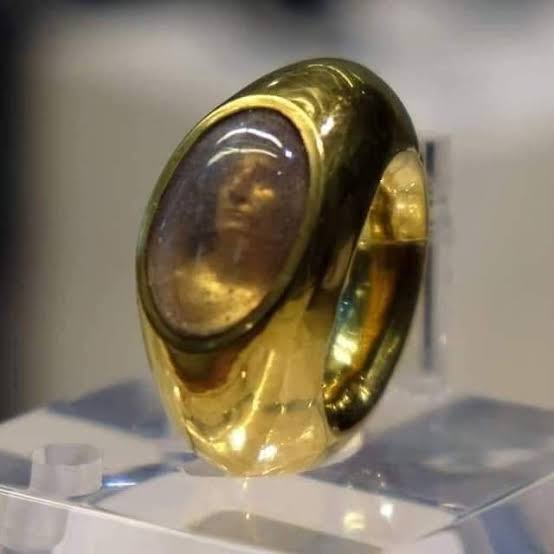 Carvilio Ring; a 2000 year old ‘Hologram’ enclosed in a gold jewel :

The history of the uniquely designed ring dates back 2000 years. The ring of Titus Carvilius Gemello was found on the finger of a Roman matron, the noble Aebutia Quarta, in so-called Flavio-Trajanic Tomb, now