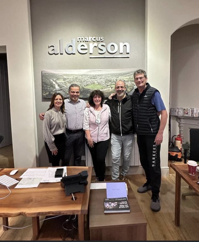 G’day mate! 👍
Last week saw these lovely visitors all the way from New Zealand 🇳🇿 who happen to be fans of the tv series (now screening there) #dalesforsale #sellingyorkshire AirTV Discovery Channel Warner Bros. Pictures 📺 🎥 🎦 🍿