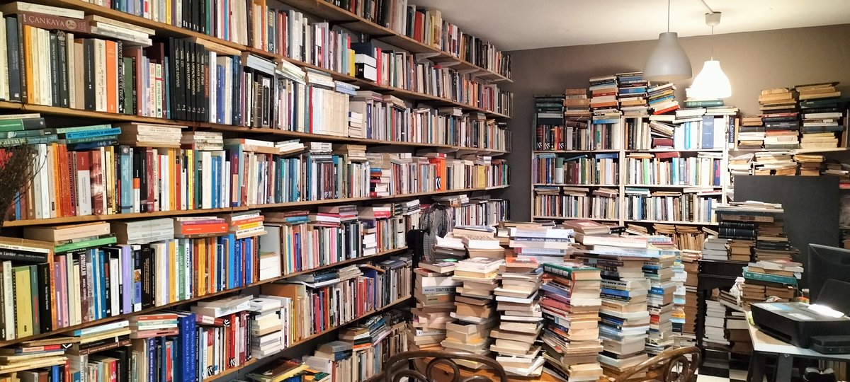 90'lı yıllar
enderun sahaf'ta geçti öğrenciliğimiz
artık kalmadı böyle yerler derken
dostum selçuk aylar üsküdar'da bu geleneği sürdürüyor.
bir acı kahvesini içip kitaplardan konuştuk
kılavuz sahaf
selamımızla uğrayan daha çok ihtimam görür efendim maps.app.goo.gl/UQrQAadoHGJauJ…