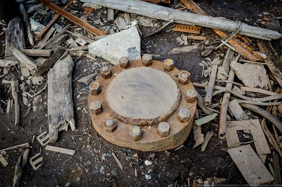 BizarreBlurbs's tweet photo. The Kola Superdeep Borehole, which reaches a depth of 12,262 meters, equivalent to 42,230 feet or approximately 7.62 miles, is concealed beneath this unassuming cap.
