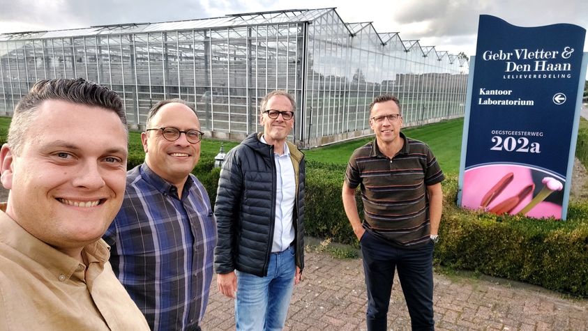 CDAKatwijk's tweet photo. 🌿| Raadsleden @OudwaterD en @adgervanhelden  bezochten het #Rijnsburgse bedrijf Gebr. Vletter &amp; Den Haan (@lelieveredeling) en spraken over hun toekomstkansen. Helder voor ons: geef als gemeente florerende glastuinbouwbedrijven de ruimte om te ondernemen! https://t.co/m9j2nWCuAz https://t.co/hvIp1ADy2f