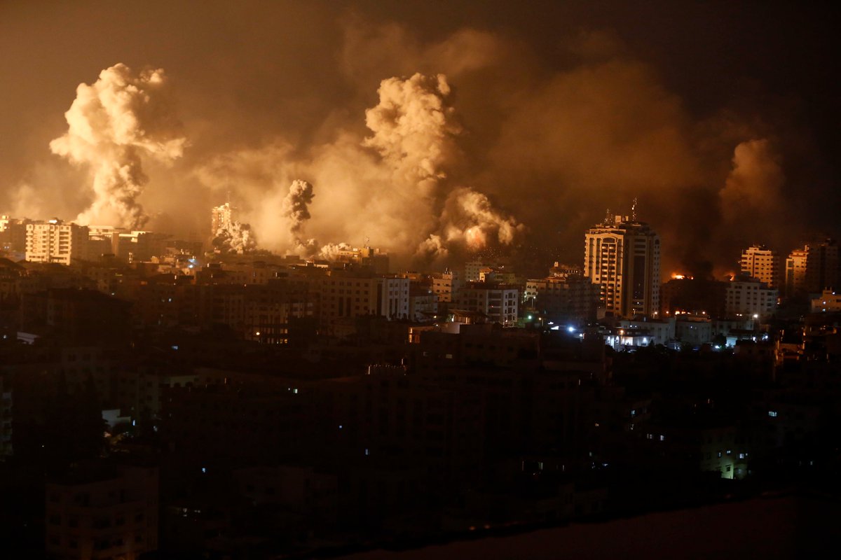 UNRWAes's tweet photo. #GAZA La cifra de muertos no deja de crecer. 
Es una catástrofe sin precedentes. Se ha confirmado la muerte de otro compañero. Desde el 7 de octubre 12 compañerxs de UNRWA, personal de Naciones Unidas, han muerto a consecuencia de los ataques aéreos.
Nuestro corazón desolado.
DEP https://t.co/lcD989OqMI