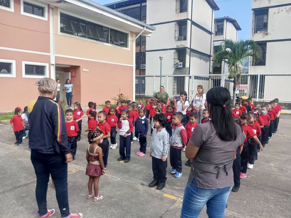 En el CEINS Barrio Nuevo conversamos en el Acto cívico sobre el 12 de Octubre, Día de la Resistencia Indígena. <a href="/_LaAvanzadora/">Yelitze Santaella</a> @MPPEDUCACION <a href="/NicolasMaduro/">Nicolás Maduro</a> @CircuitoFTiuna