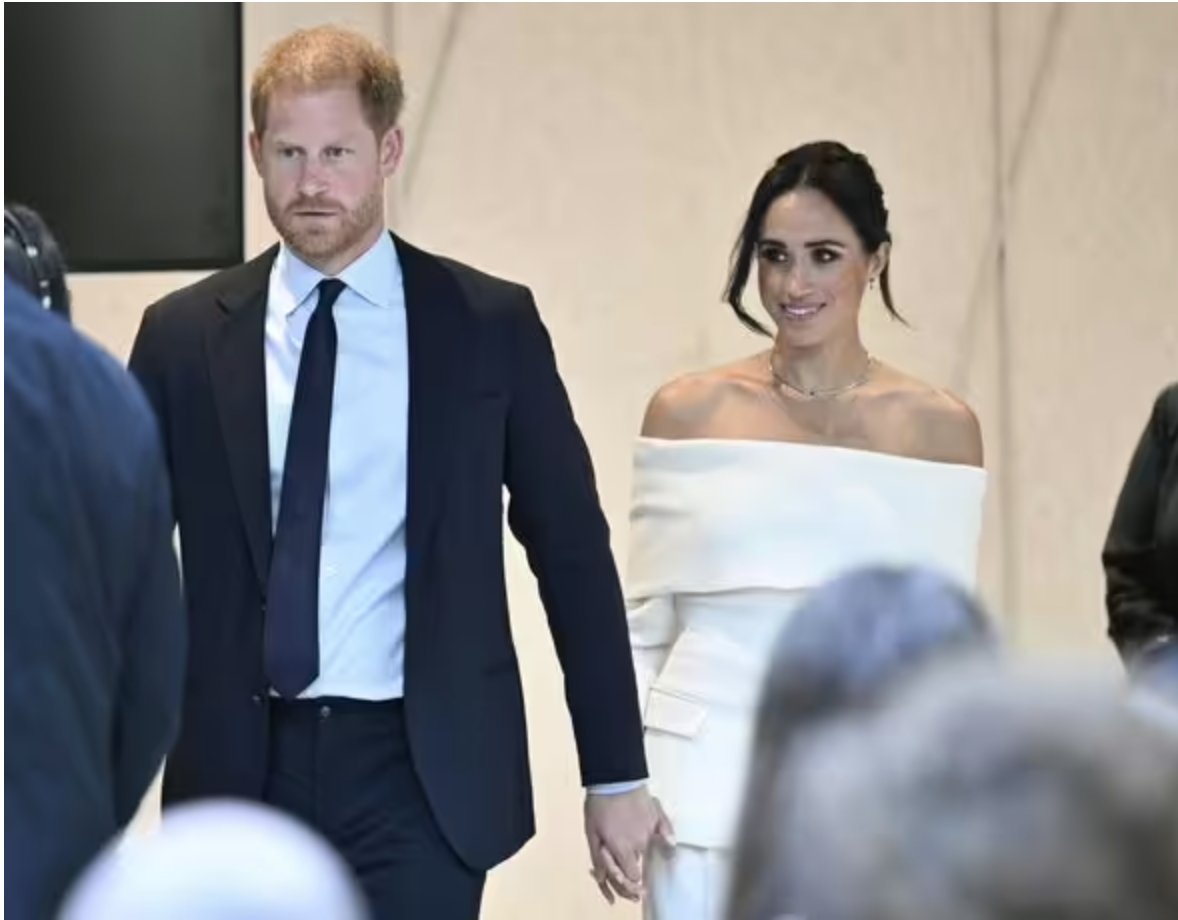 Daily_Express's tweet photo. "One side of the Atlantic we have them and the other William and Kate...they're as estranged as ever" @RoyalReporter on Harry and Meghan's latest appearance on #WorldMentalHealthDay and believes "it's about time" the couples make up.
#RoyalRoundUp live with @pandoraforsyth now π
https://t.co/oJD1K19sBj