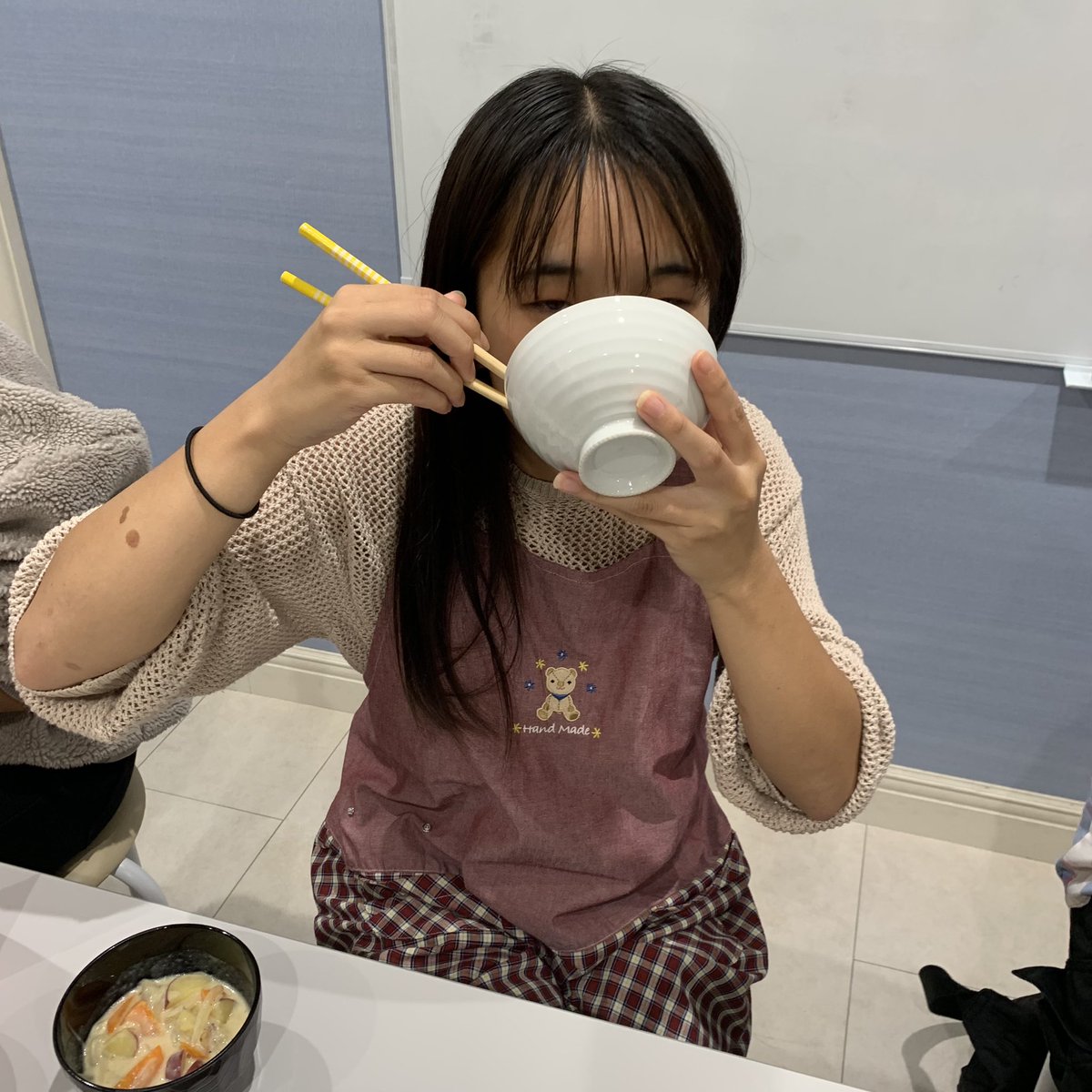 kc_sanko's tweet photo. 校舎中にとっても美味しそうな香りが…🐷❤️

こども総合学科食育コースのみんなが
自分たちで作ったお料理を実食中😍

と先生たちもつまみ食いさせてもらっちゃいました🥺笑

Instagramもチェック👇
https://t.co/rpFRYm4BQN…

オープンキャンパスの予約はこちら💁‍♀️
https://t.co/E9VYWBalJP https://t.co/gLfuEUvCY7