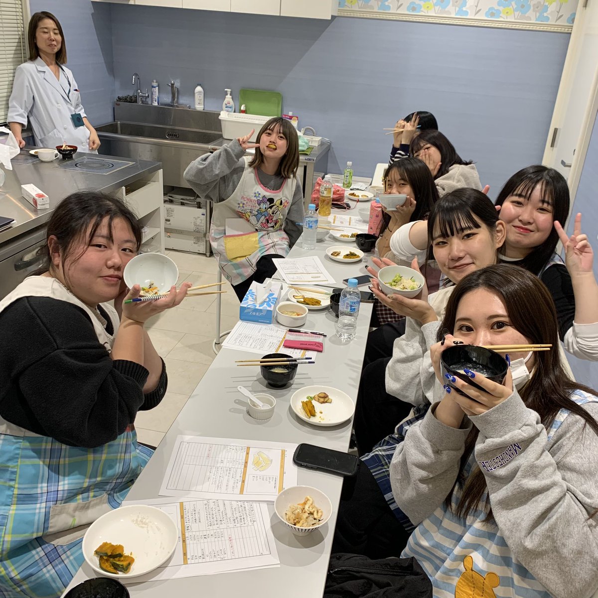 kc_sanko's tweet photo. 校舎中にとっても美味しそうな香りが…🐷❤️

こども総合学科食育コースのみんなが
自分たちで作ったお料理を実食中😍

と先生たちもつまみ食いさせてもらっちゃいました🥺笑

Instagramもチェック👇
https://t.co/rpFRYm4BQN…

オープンキャンパスの予約はこちら💁‍♀️
https://t.co/E9VYWBalJP https://t.co/gLfuEUvCY7