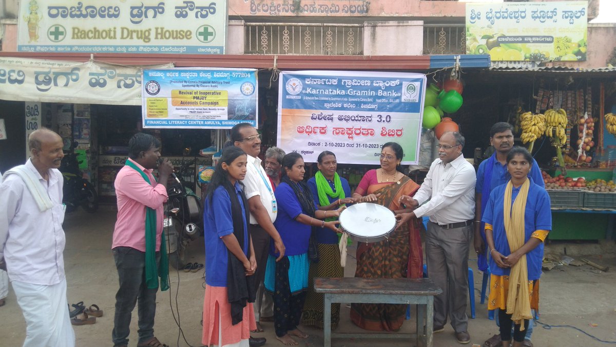 karnatakagbank's tweet photo. Conducted Financial Literacy Campaign at Kallihal Village, Shivamogga Dist on 10-10-2023  as part of Special Campaign 3.0.

#SpecialCampaign3 
@DARPG_GoI 
@DFS_India 
@PMOIndia https://t.co/um27Vcglyd