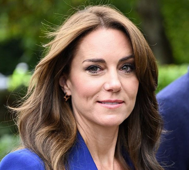 EmmaAitken82's tweet photo. @KateMiddStyle She's wearing the charity 18K gold 'Issy Star' earring for the 2nd time this week by EarSass for
@BraveMind14
, in memory of my cousin Issy Phipps https://t.co/FAz7bfZtz9 https://t.co/2yvYcoKBUA