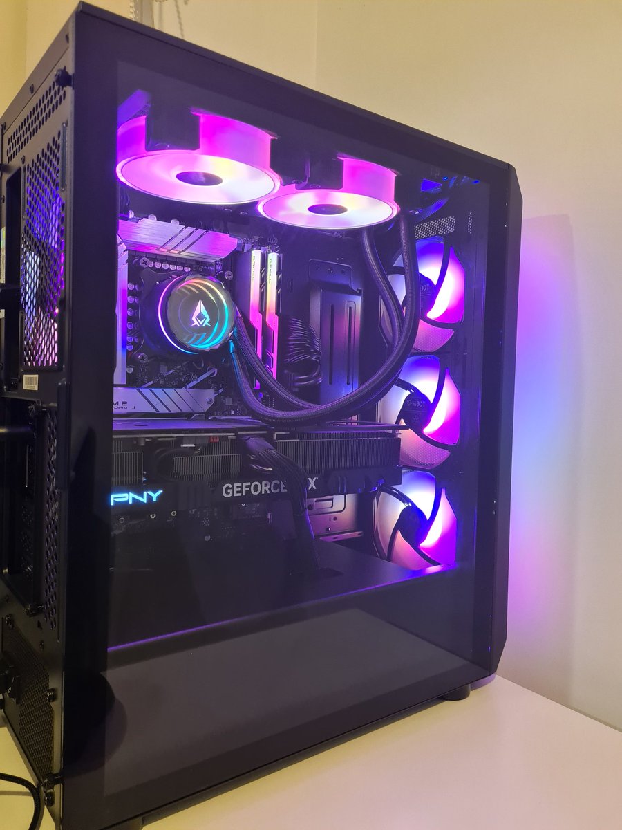 Hepitash's tweet photo. FINALLY GOT MY PC IM SO HAPPY GUYS 😭😭😭😭😭😭😭 https://t.co/VWauiuUcn4
