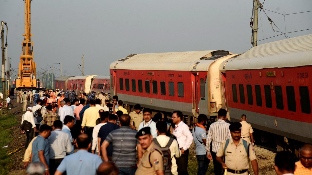 Arv_Ind_Chauhan's tweet photo. My exclusive

Fault in tracks likely cause for derailment of #NorthEastExpress train; engineering dept responsible, finds preliminary probe

#Ragunathpur #Bihar #Railways 
 https://t.co/p8wPjbvp5w https://t.co/r7LdFVBmKQ