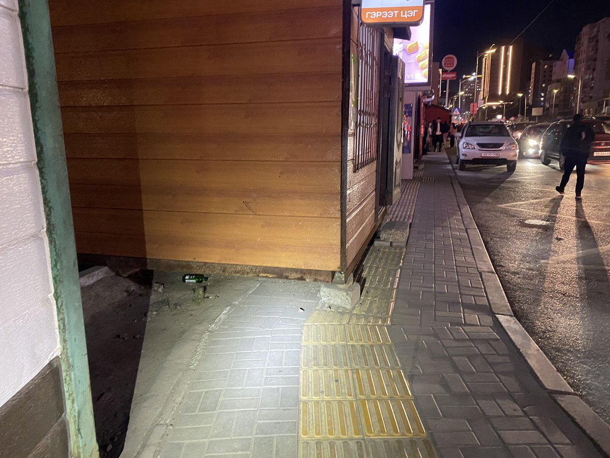 Хотын шинэ даргаа явган болон дугуйн зам хааж тавьсан энэ амбаарнуудыг зайлуулахаас ажлаа эхлээдхээч … гуйж бна . Дугуйтай  болон явган ажил гэрийн хооронд саадгүй явдаг хотод амьдармаар бна .