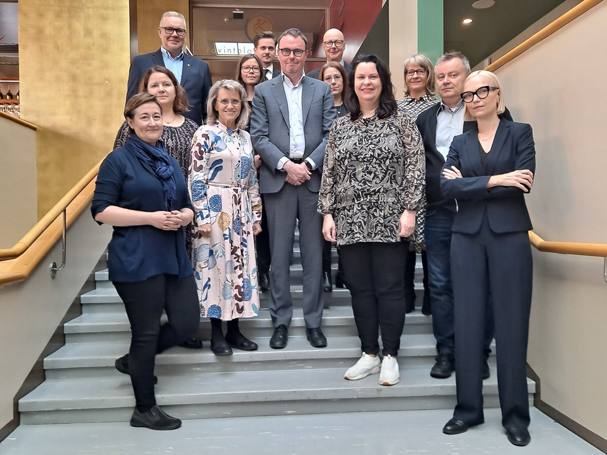 ⁦<a href="/VTV_fi/">Valtiontalouden tarkastusvirasto</a>⁩ uunituore neuvottelukunta piti tänään ensimmäisen hybridikokouksensa. Neuvottelukunnassa on mukana keskeisiä sidosryhmiämme. Neuvottelukunnan puheenjohtajaksi valittiin ⁦<a href="/niemela_ojala/">Johanna Ojala-Niemelä</a>⁩. 

Kuvassa kokoukseen paikan päällä osallistuneet jäsenet.