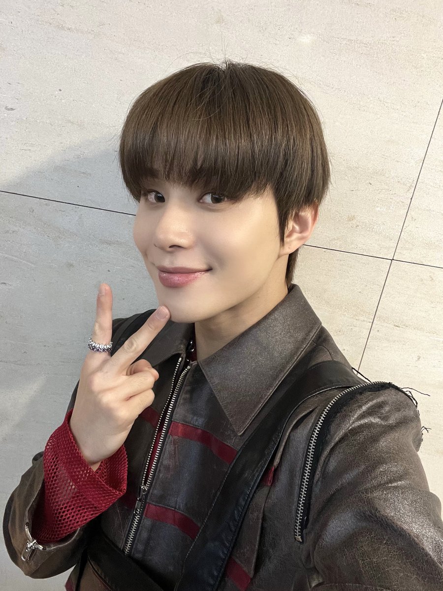 오늘 정규 5집 “팩트체크”로 첫방을 엠카에서 무사히 마쳤는데 준비한 만큼 잘 나온 것 같아 뿌듯하고 무엇보다 우리 시즈니가 응원해 줘서 너무너무 힘이 났어요ㅠ 오래 기다린 만큼 멋진 모습 보여주고 싶었는데 앞으로의 무대들도 쭈욱 응원해 줄 거죠!!? 같이 팩쳌 해보자^^ 모두 모두 수고했어💚