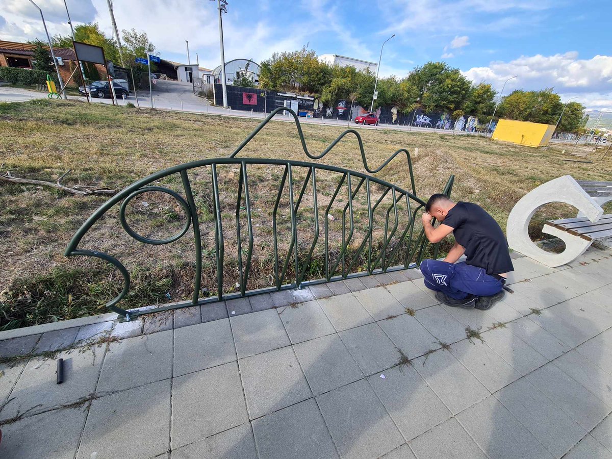Community Forum for Public Interest in #MitrovicaSouth has finished a project of public interest to create bicycle parking slots 🚲along the lake's pedestrian side. This is thanks to the #FIERCproject, implemented w/ @NSIMitrovica & backed by @GermanAmbKOS. 

#CommunitySuccess