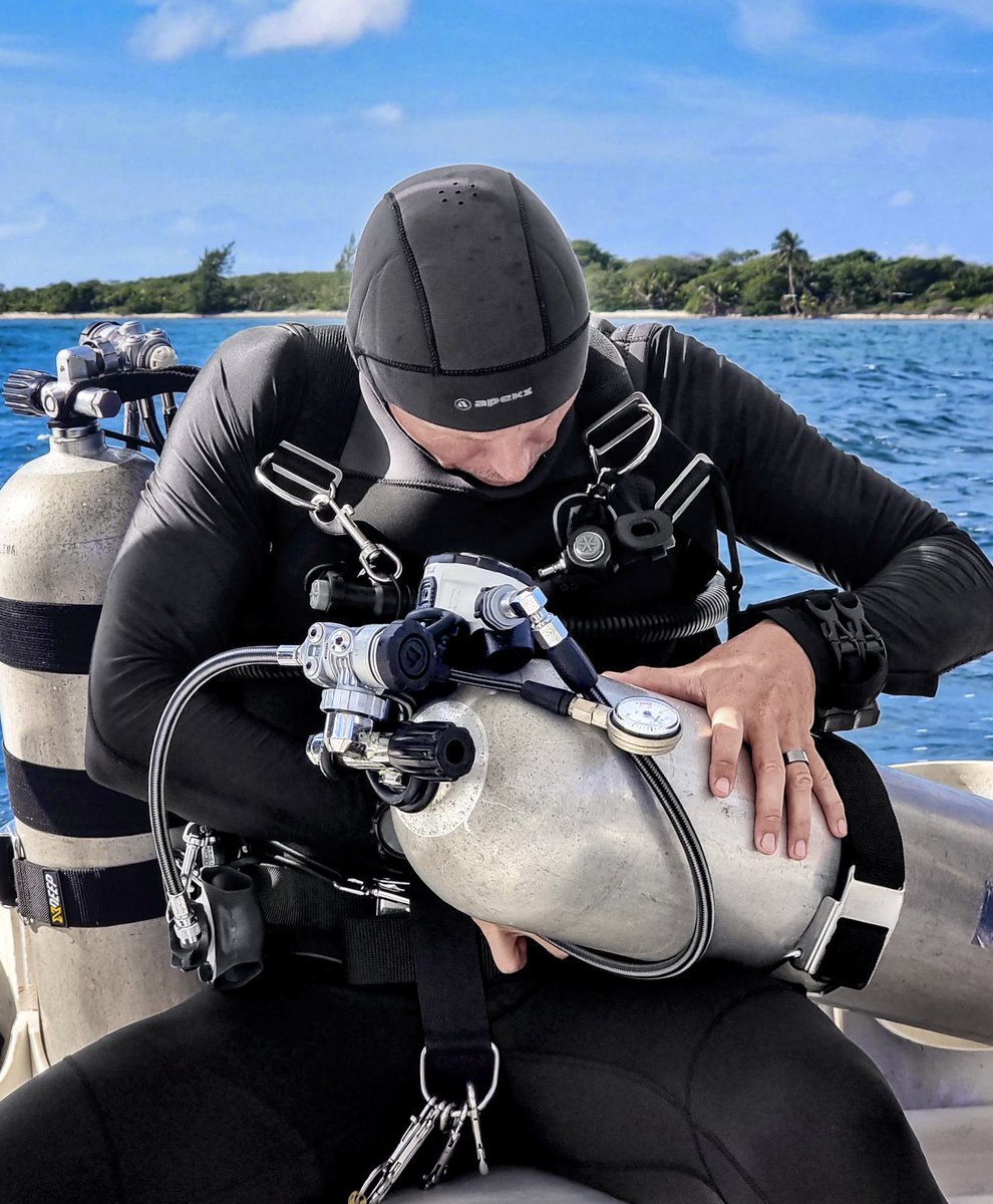 stephenjaynsley's tweet photo. Making some final gear checks before getting ready. The surface was rough so check, double check then triple check!

@PADI @apeksdiving @DiveShearwater #sidemount #sidemountdiving #padi #paditv #utila #diveutila #underwaterphotography 
#tecdiver #tecdiving #techdiver #techdiving https://t.co/bPpsHmVVZ2