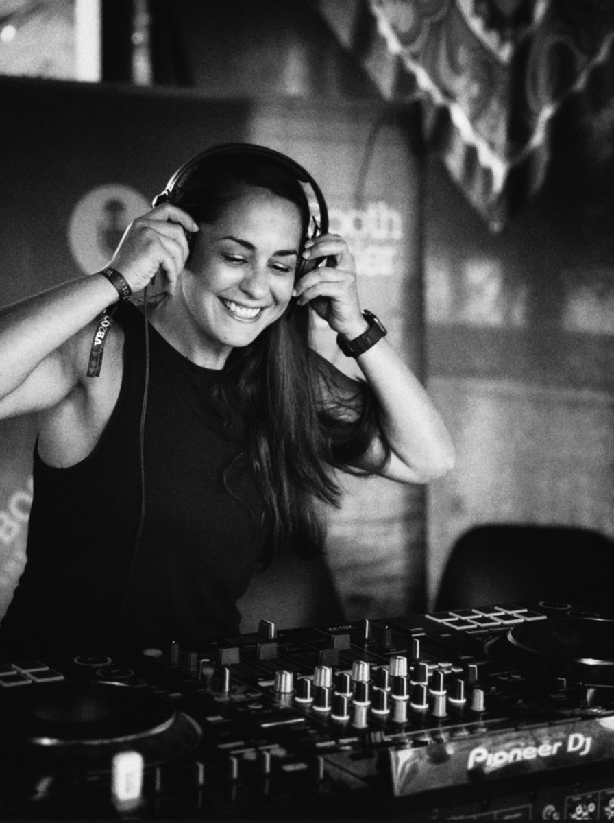 Silvia_Zaragoza's tweet photo. Vocal Booth Memories ๐๏ธโ๏ธ
#vb2023 #vocalboothweekender #poolside #soulful #soulfulhouse #villajoyosa #spain https://t.co/0wEoDJbhbl