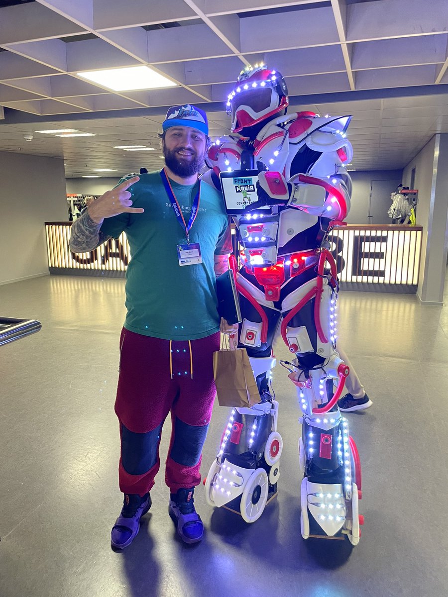 neciudan's tweet photo. In space you need a bodyguard @FrontMania #frontmania https://t.co/UVWgQvhDof