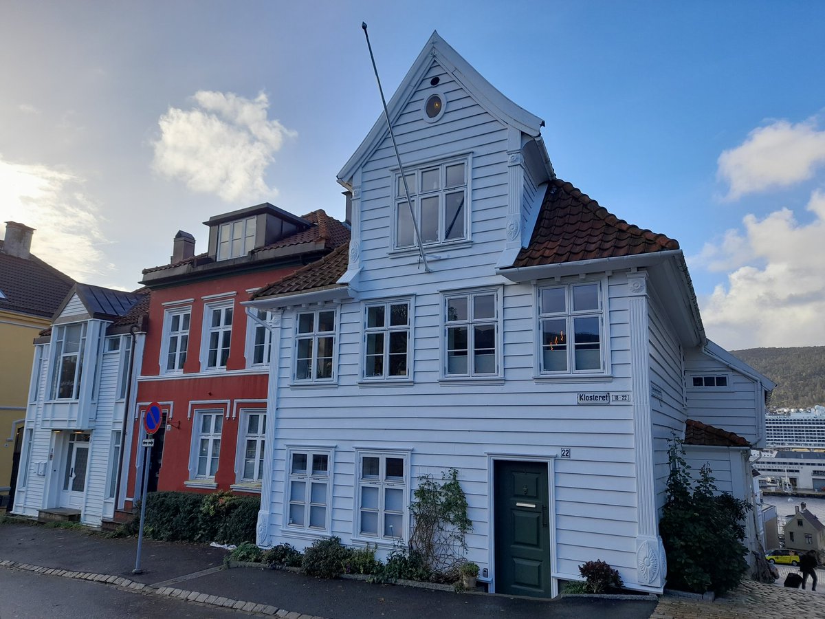 I could spend all day walking around Bergen taking pictures of peoples houses like some weird stalker 🤣 (they're beautiful) but we have limited time and cocktail lounges' to discover 🥂 #Bergen #Norway